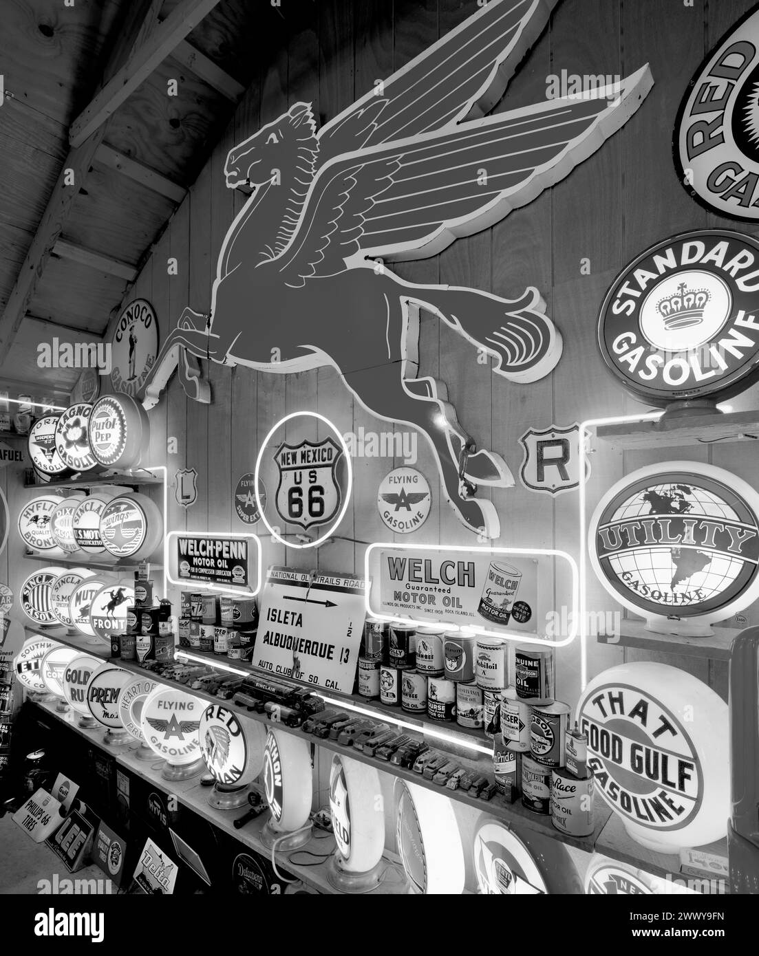 NM00702-00-BW....NEW MEXICO - Erinnerungsstücke an eine historische Tankstelle im Klassischen Gasmuseum in der Nähe von Embudo. Zusammengesetzt aus zwei Bildern. Stockfoto