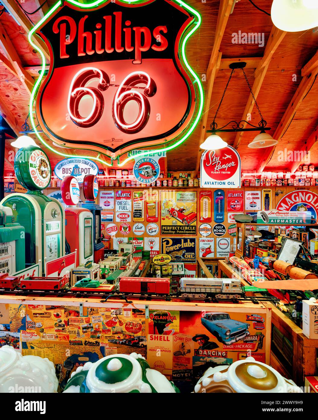 NM0070300....NEW MEXICO - historische Tankstellendenkmäler im Klassischen Gasmuseum in der Nähe von Embudo. Zusammengesetzt aus drei Bildern. Stockfoto