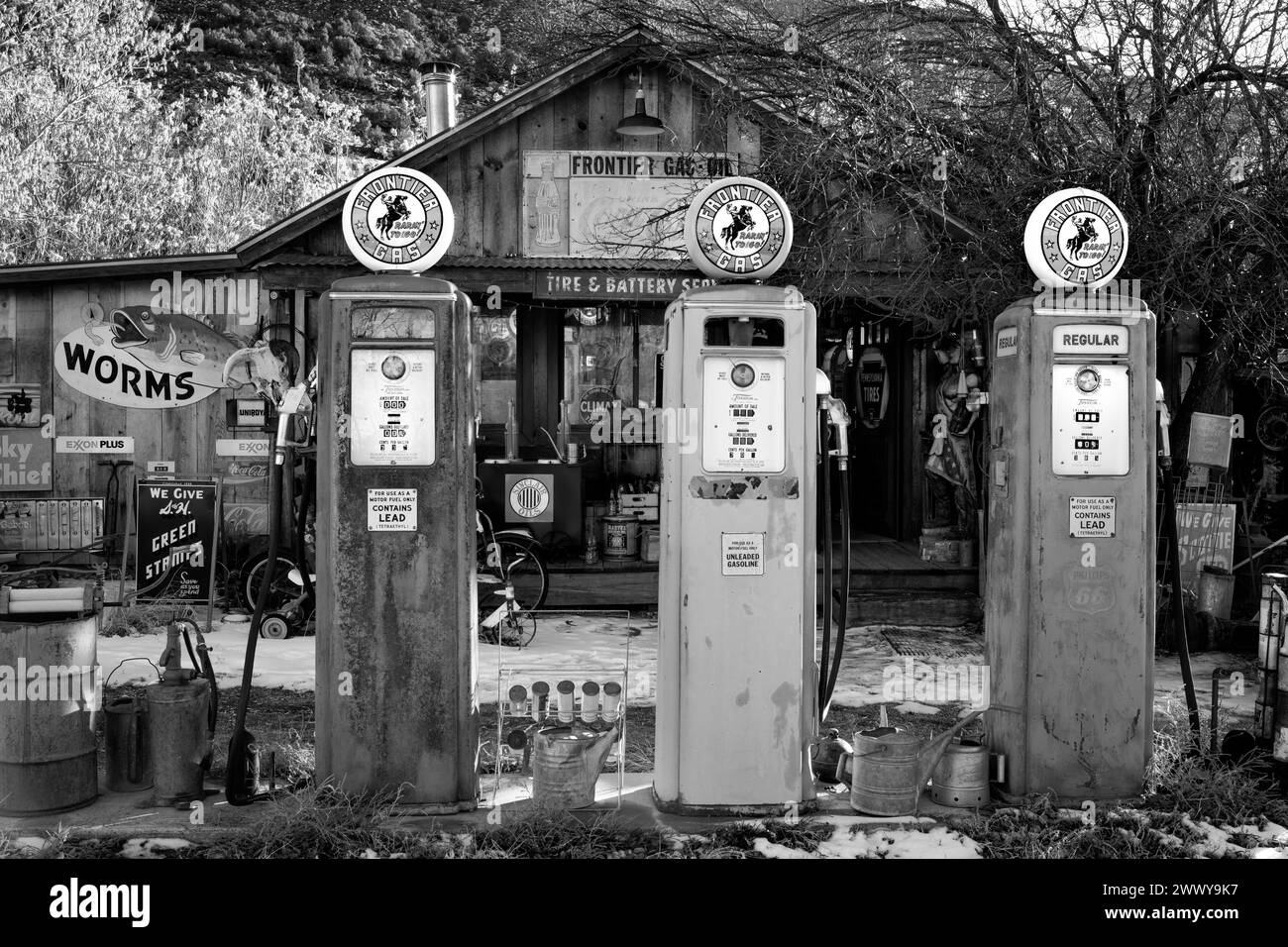 NM00704-00-BW....NEW MEXICO - Erinnerungsstücke an eine historische Tankstelle im Klassischen Gasmuseum in der Nähe von Embudo. Stockfoto