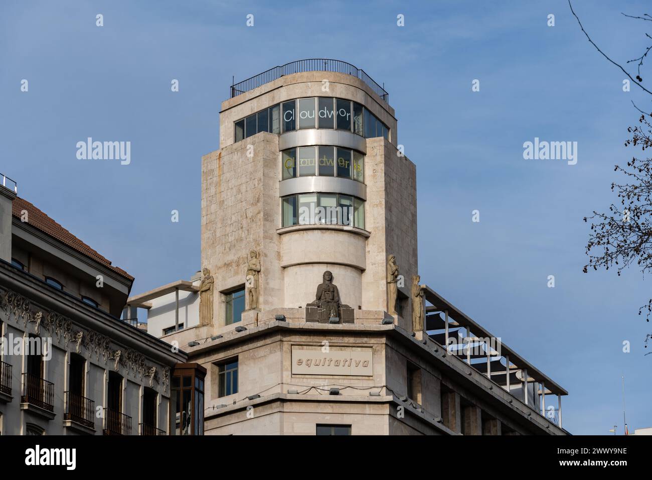 Madrid, Spanien - 17. März 2024: Alte Luxuswohnhäuser in der Alcala-Straße im Bezirk Salamanca. Equitativa Building Stockfoto