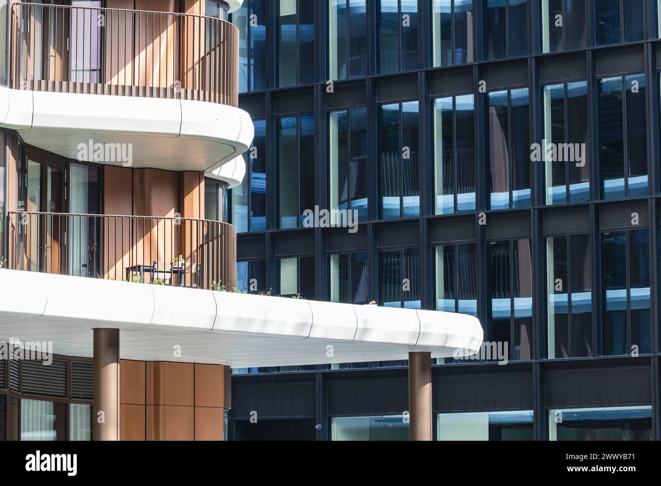 Neue Büros und Wohngebäude in London Borough of Southwark District, London, England. Nahaufnahme der architektonischen Details am sonnigen Tag Stockfoto
