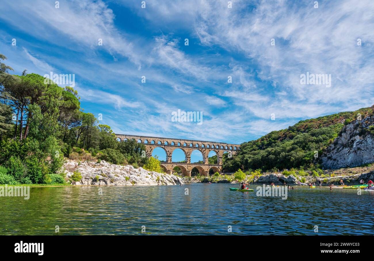 Der Pont du Gard ist ein antikes römisches Aquädukt, das auf einer fünf-Euro-Note abgebildet ist. Sommer 2022. Stockfoto