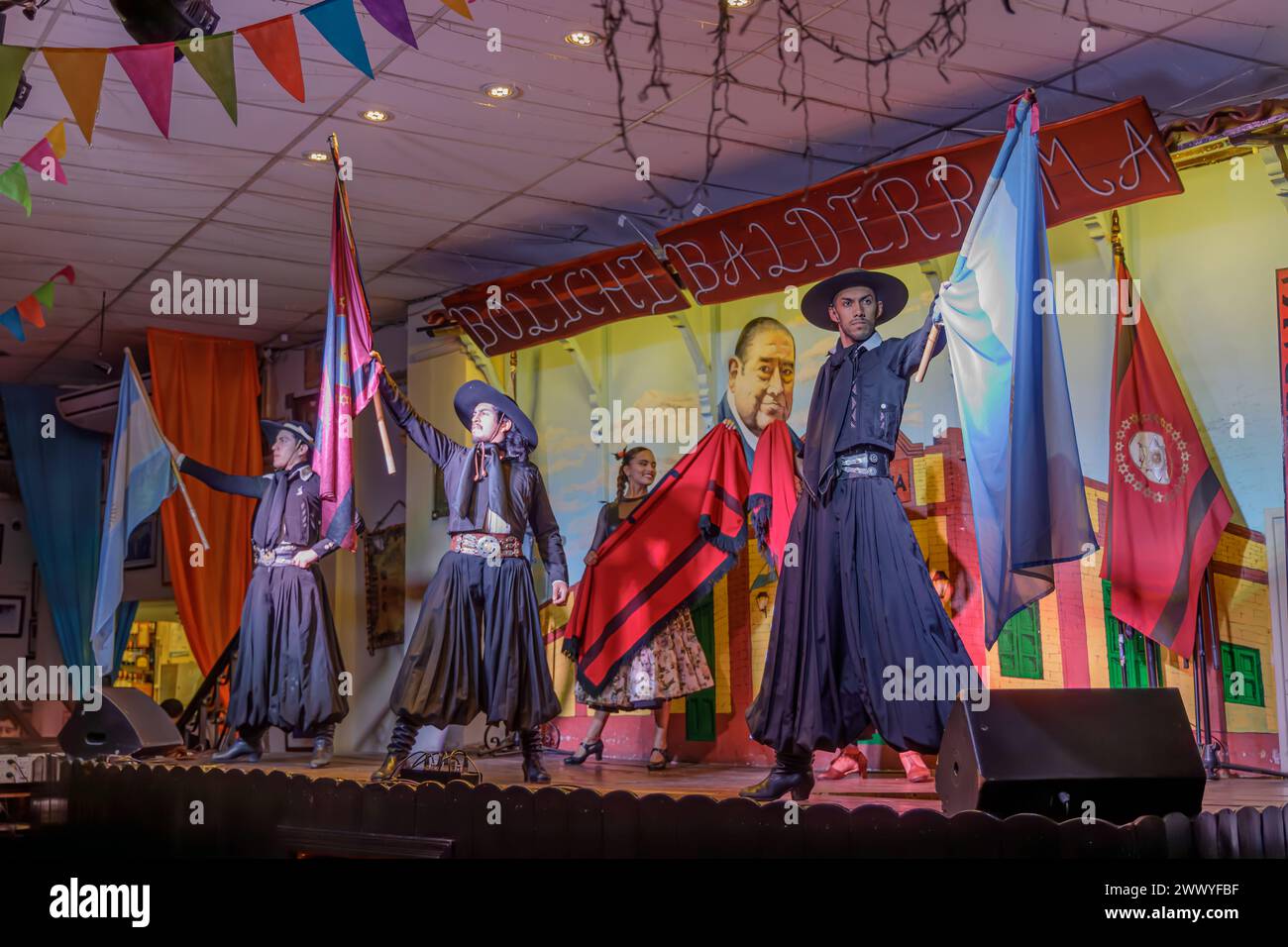 San Miguel de Tucuman, Argentinien - 24. Januar 2024: Argentinische Folklore-Tänzer im Bolichen Balderrama in Salta. Stockfoto