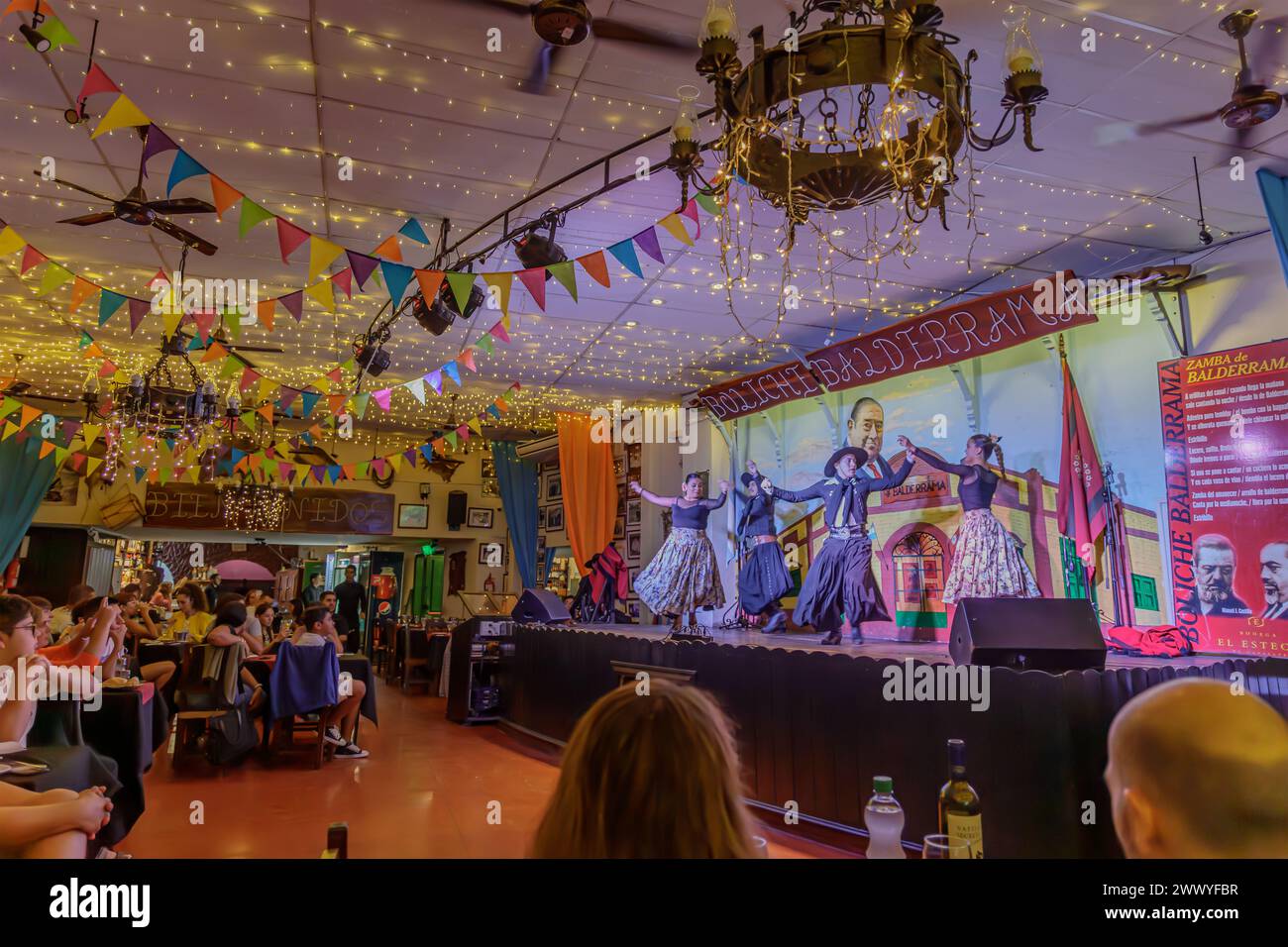 San Miguel de Tucuman, Argentinien - 24. Januar 2024: Tanzshow im Balderrama Boliche in Salta. Stockfoto