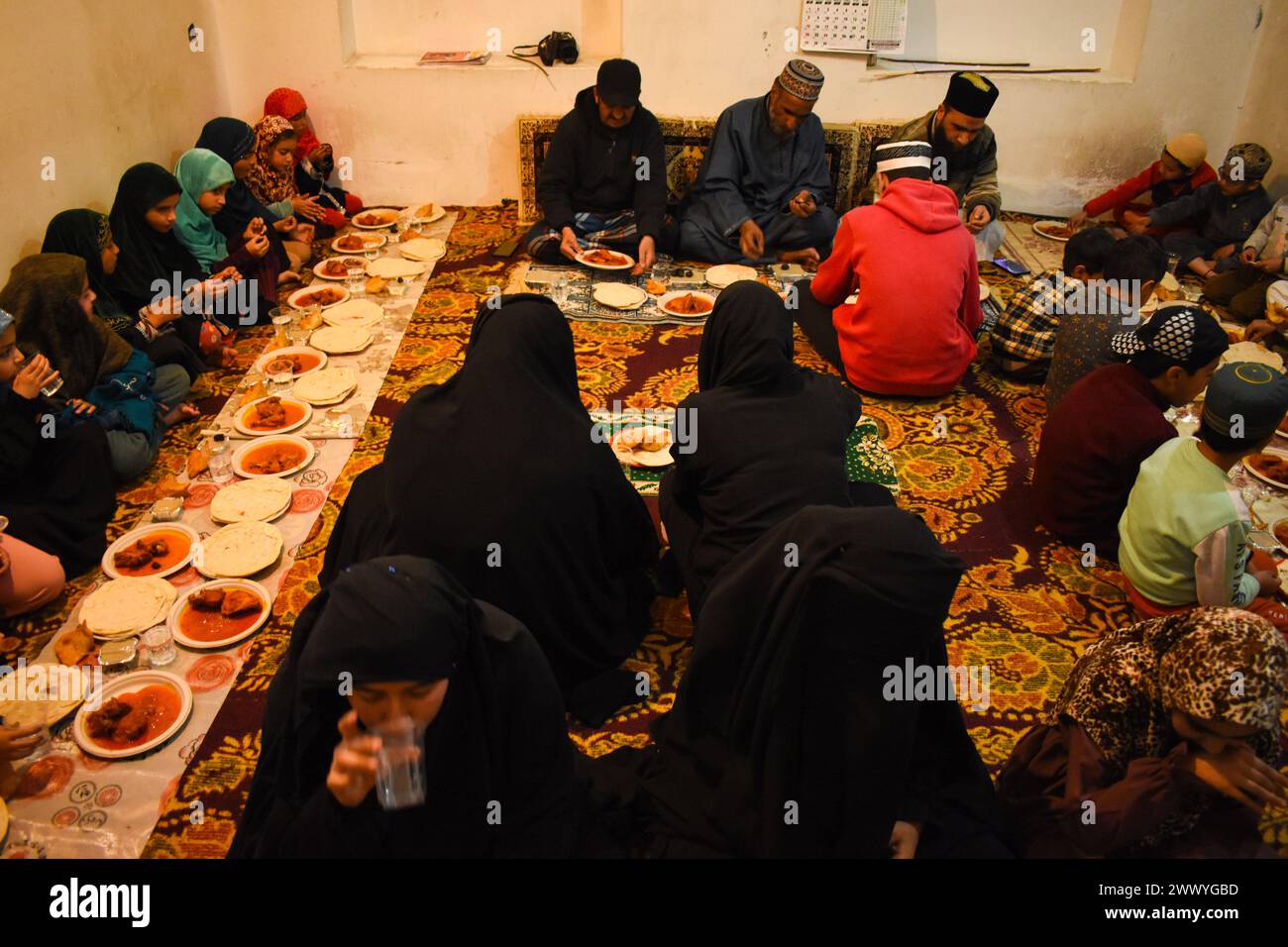 Srinagar, Indien. März 2024. 26. März 2024, Srinagar, Indien: Madrasa-Studenten brechen ihr Fasten während des heiligen Monats Ramadan. Am 26. März 2024 in Srinagar, Indien. (Foto von Firdous Nazir/Eyepix Group) Credit: SIPA USA/Alamy Live News Stockfoto