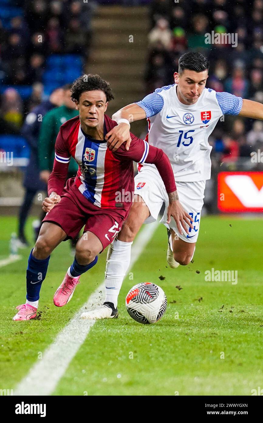 Oslo 20240326. Der Oscar Bobb und der slowakische Vernon de Marco während des privaten internationalen Fußballspiels zwischen Norwegen und der Slowakei im Ullevaal-Stadion. Foto: Fredrik Varfjell / NTB Stockfoto