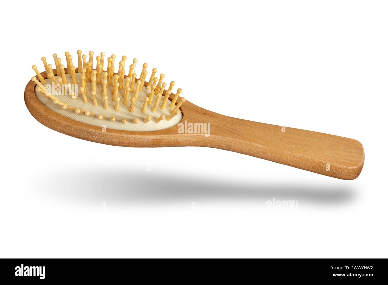 Holzhaarbürste isoliert auf weiß mit Schnittpfad im Lieferumfang enthalten Stockfoto