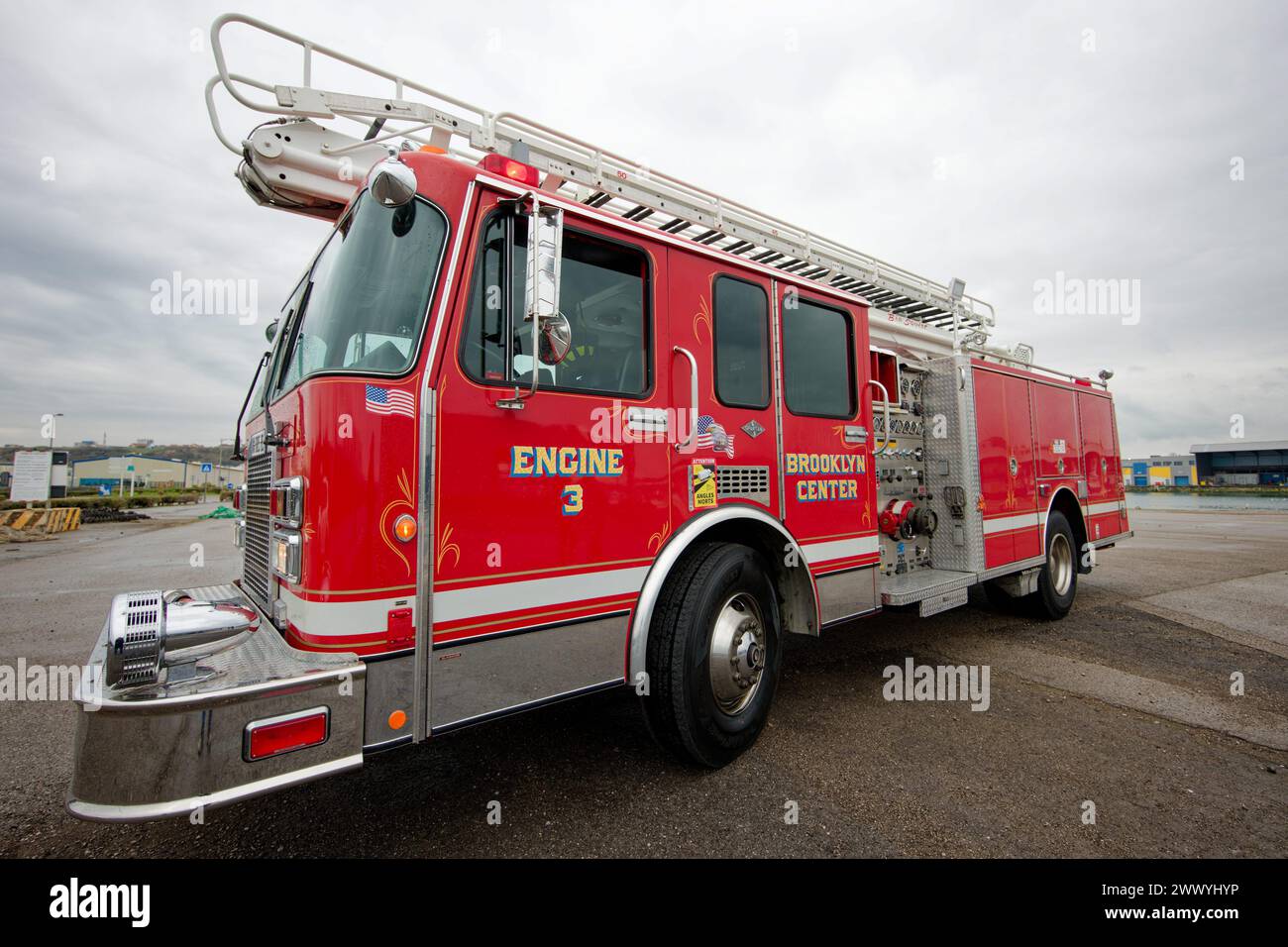 © PHOTOPQR/VOIX DU NORD/JOHAN BEN AZZOUZ ; 26/03/2024 ; Boulogne-sur-mer, le 26. märz 2024. Insolite, un camion de Pompiers americain a Boulogne. UN habitant de Marquise, Mathieu, a fait venir des USA cet authentique camion (Spartan Gladiator Fire Truck) de Pompiers en Provenance de Minneapolis et mis en Service dans les Annees 90. IL ne passe pas inapercu en ville. FOTO JOHAN BEN AZZOUZ LA VOIX DU NORD Nordfrankreich, 26. märz 2024. Ungewöhnlich, ein amerikanischer Feuerwehrwagen in Boulogne. Ein Bewohner von Marquise, Mathieu, brachte diesen authentischen Feuerwehrwagen (Spartan Gladiator Fire Truck) aus den USA Stockfoto