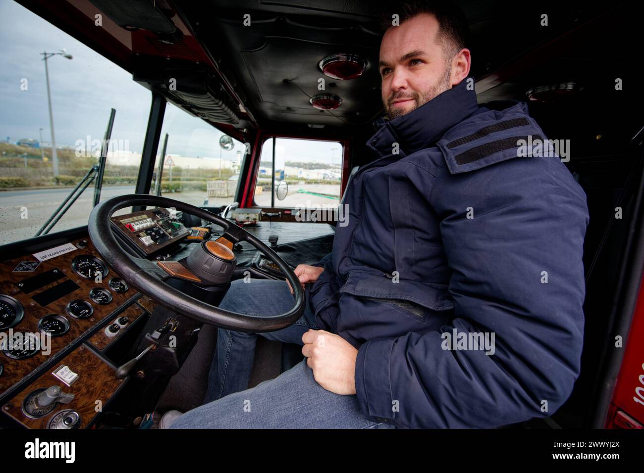 © PHOTOPQR/VOIX DU NORD/JOHAN BEN AZZOUZ ; 26/03/2024 ; Boulogne-sur-mer, le 26. märz 2024. Insolite, un camion de Pompiers americain a Boulogne. UN habitant de Marquise, Mathieu, a fait venir des USA cet authentique camion (Spartan Gladiator Fire Truck) de Pompiers en Provenance de Minneapolis et mis en Service dans les Annees 90. IL ne passe pas inapercu en ville. FOTO JOHAN BEN AZZOUZ LA VOIX DU NORD Nordfrankreich, 26. märz 2024. Ungewöhnlich, ein amerikanischer Feuerwehrwagen in Boulogne. Ein Bewohner von Marquise, Mathieu, brachte diesen authentischen Feuerwehrwagen (Spartan Gladiator Fire Truck) aus den USA Stockfoto