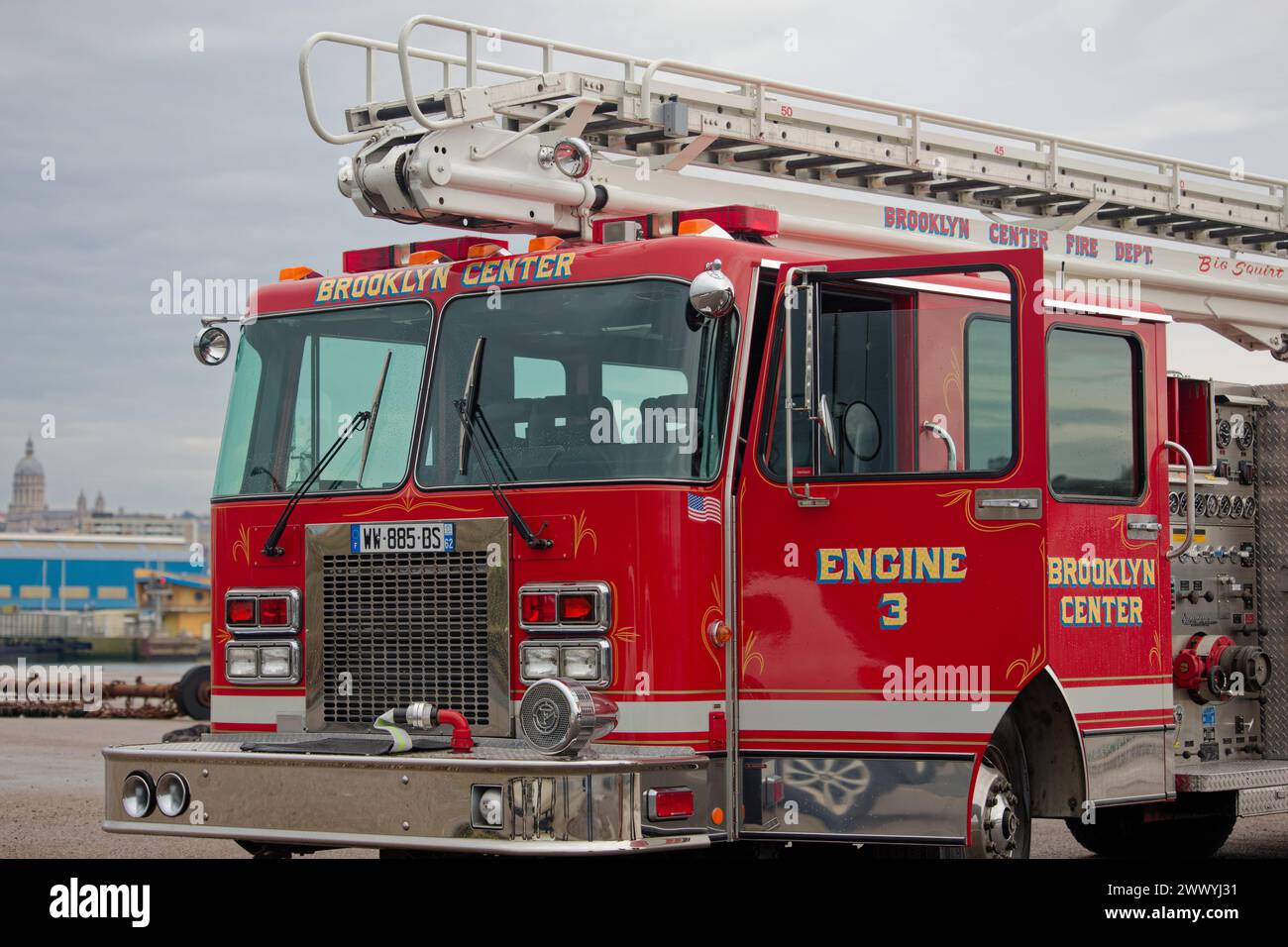 © PHOTOPQR/VOIX DU NORD/JOHAN BEN AZZOUZ ; 26/03/2024 ; Boulogne-sur-mer, le 26. märz 2024. Insolite, un camion de Pompiers americain a Boulogne. UN habitant de Marquise, Mathieu, a fait venir des USA cet authentique camion (Spartan Gladiator Fire Truck) de Pompiers en Provenance de Minneapolis et mis en Service dans les Annees 90. IL ne passe pas inapercu en ville. FOTO JOHAN BEN AZZOUZ LA VOIX DU NORD Nordfrankreich, 26. märz 2024. Ungewöhnlich, ein amerikanischer Feuerwehrwagen in Boulogne. Ein Bewohner von Marquise, Mathieu, brachte diesen authentischen Feuerwehrwagen (Spartan Gladiator Fire Truck) aus den USA Stockfoto