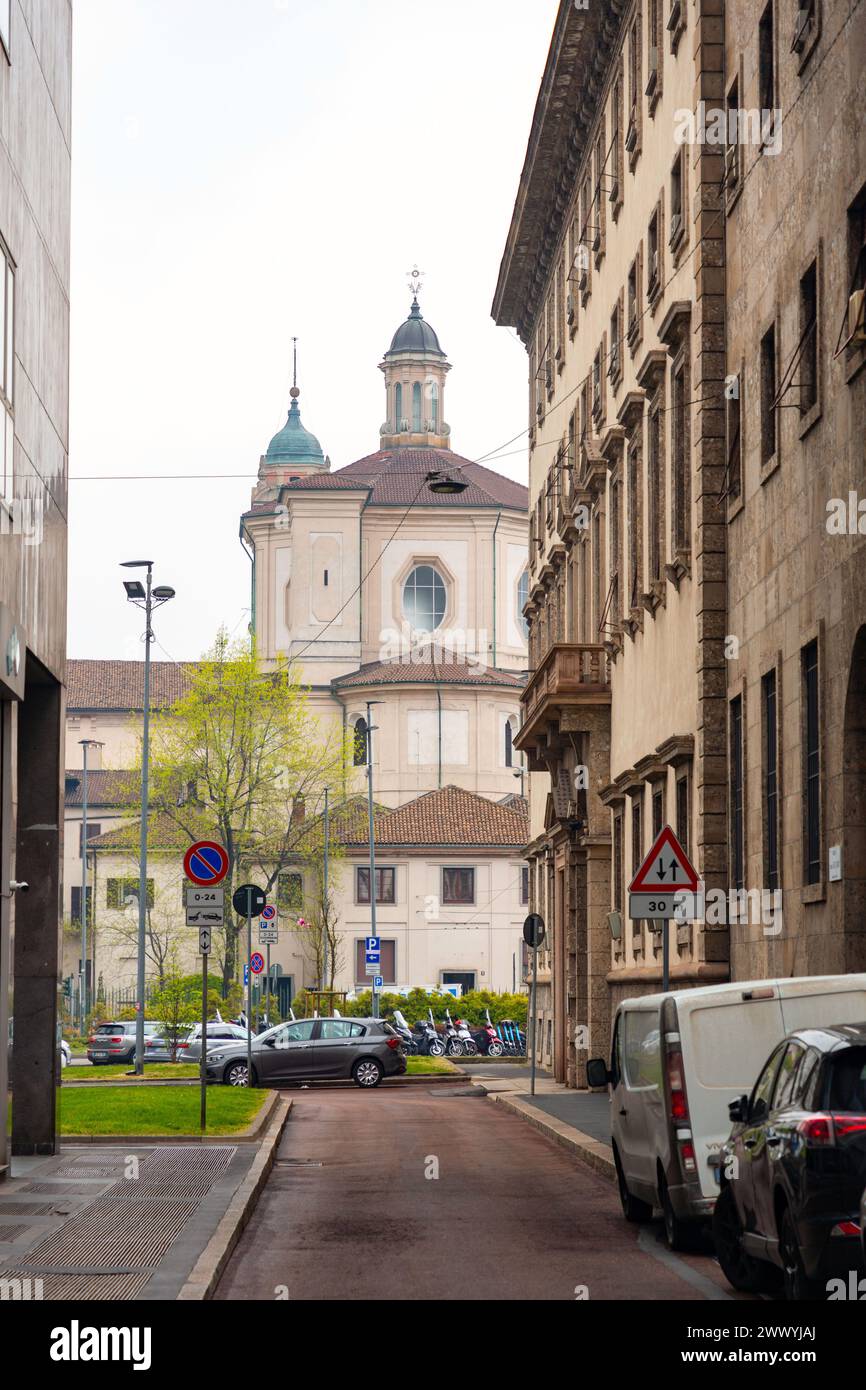Mailand, Italien - 30. März 2022: San Bernardino alle Ossa ist eine Kirche auf der Piazza santo Stefano in Mailand, die vor allem für ihr Ossuar bekannt ist. Stockfoto