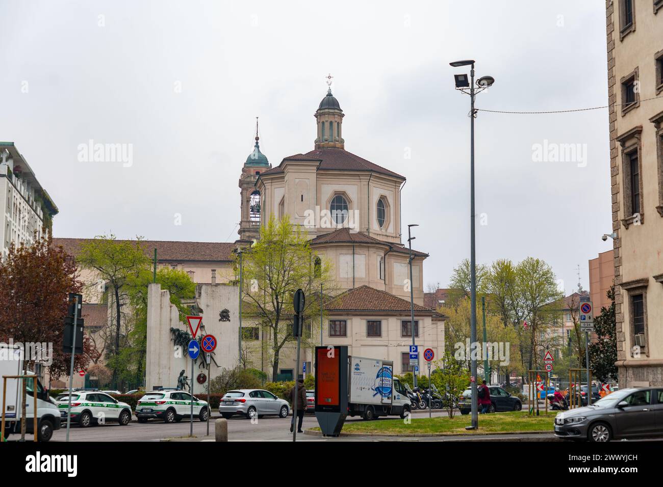 Mailand, Italien - 30. März 2022: San Bernardino alle Ossa ist eine Kirche auf der Piazza santo Stefano in Mailand, die vor allem für ihr Ossuar bekannt ist. Stockfoto