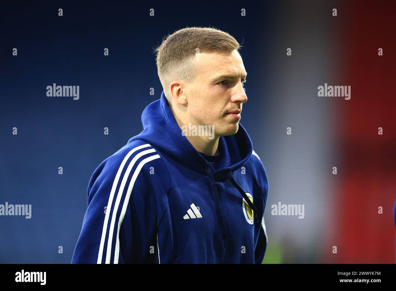 26. März 2024; Hampden Park, Glasgow, Schottland: International Football Friendly, Schottland gegen Nordirland; Lewis Ferguson aus Schottland inspiziert das Feld vor dem Spiel Stockfoto