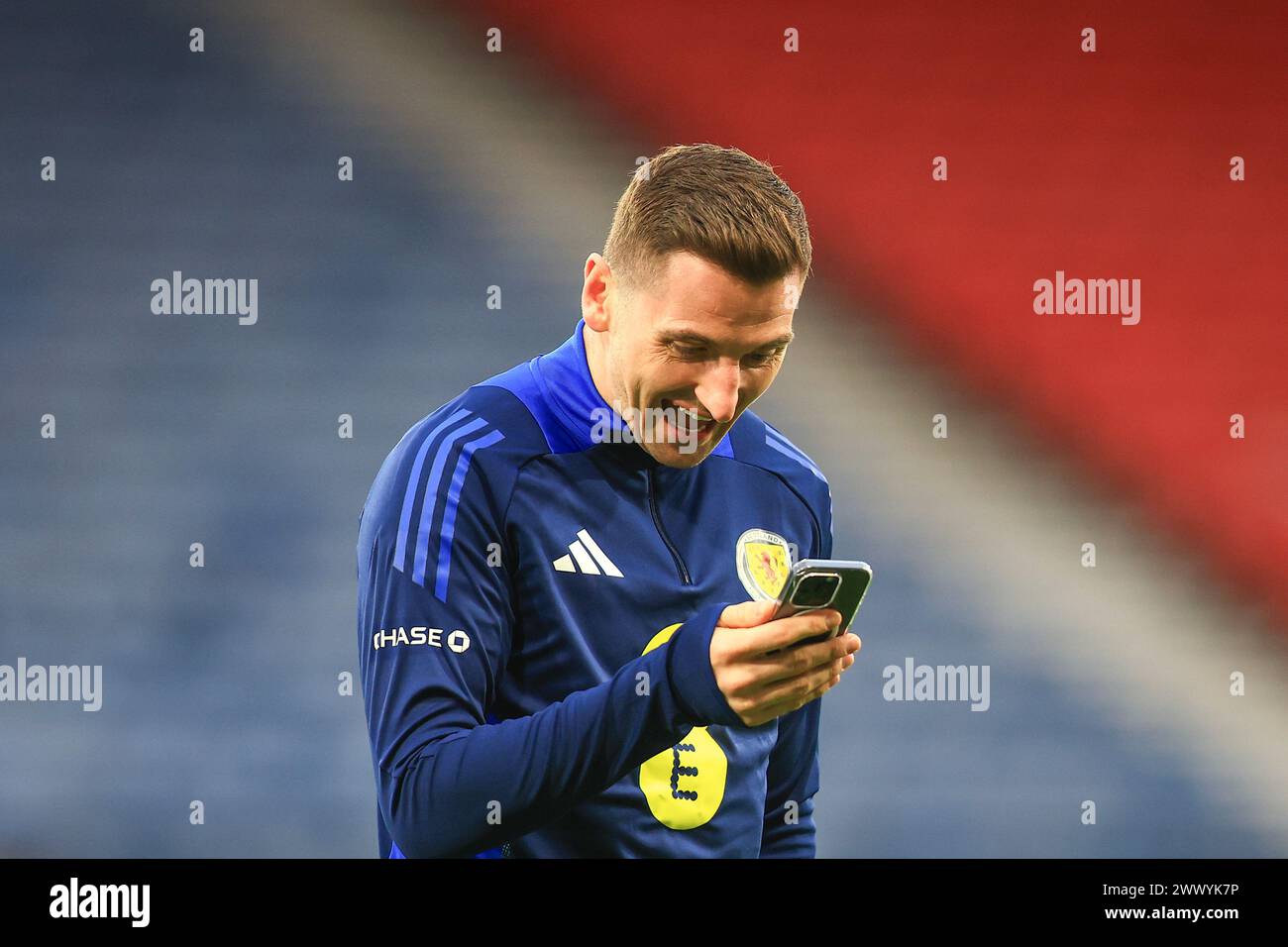 26. März 2024; Hampden Park, Glasgow, Schottland: International Football Friendly, Schottland gegen Nordirland; Kenny McLean aus Schottland inspiziert das Feld vor dem Spiel Stockfoto