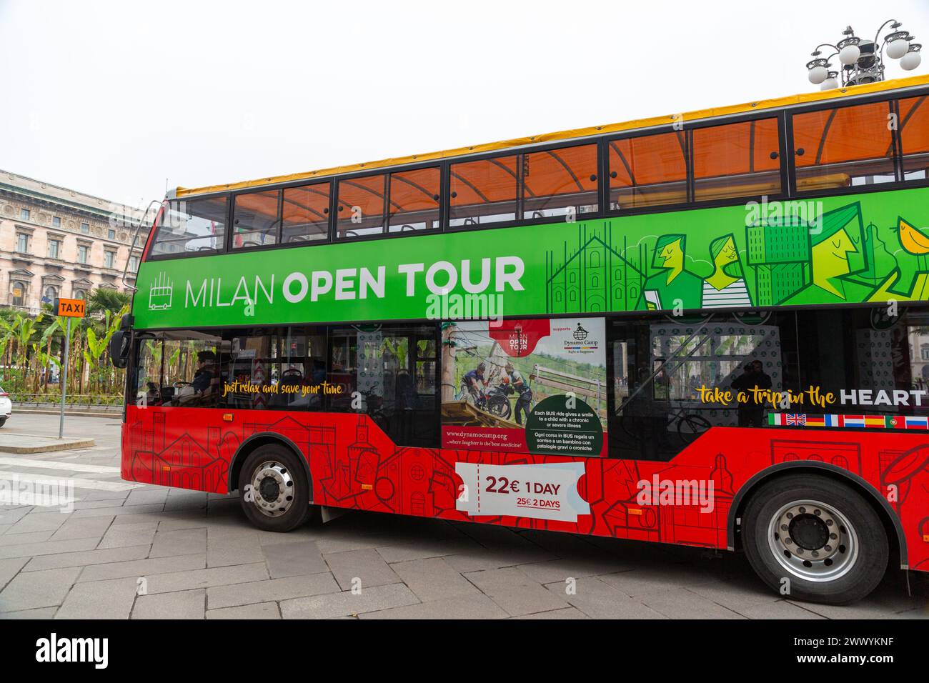 Mailand, Italien - 30. März 2022: Mailand Open Tour Bus, Doppeldeckerbus mit offenem Oberdeck, der Besuchern eine Stadtbesichtigung durch Mailand, Norditalien, bietet. Stockfoto