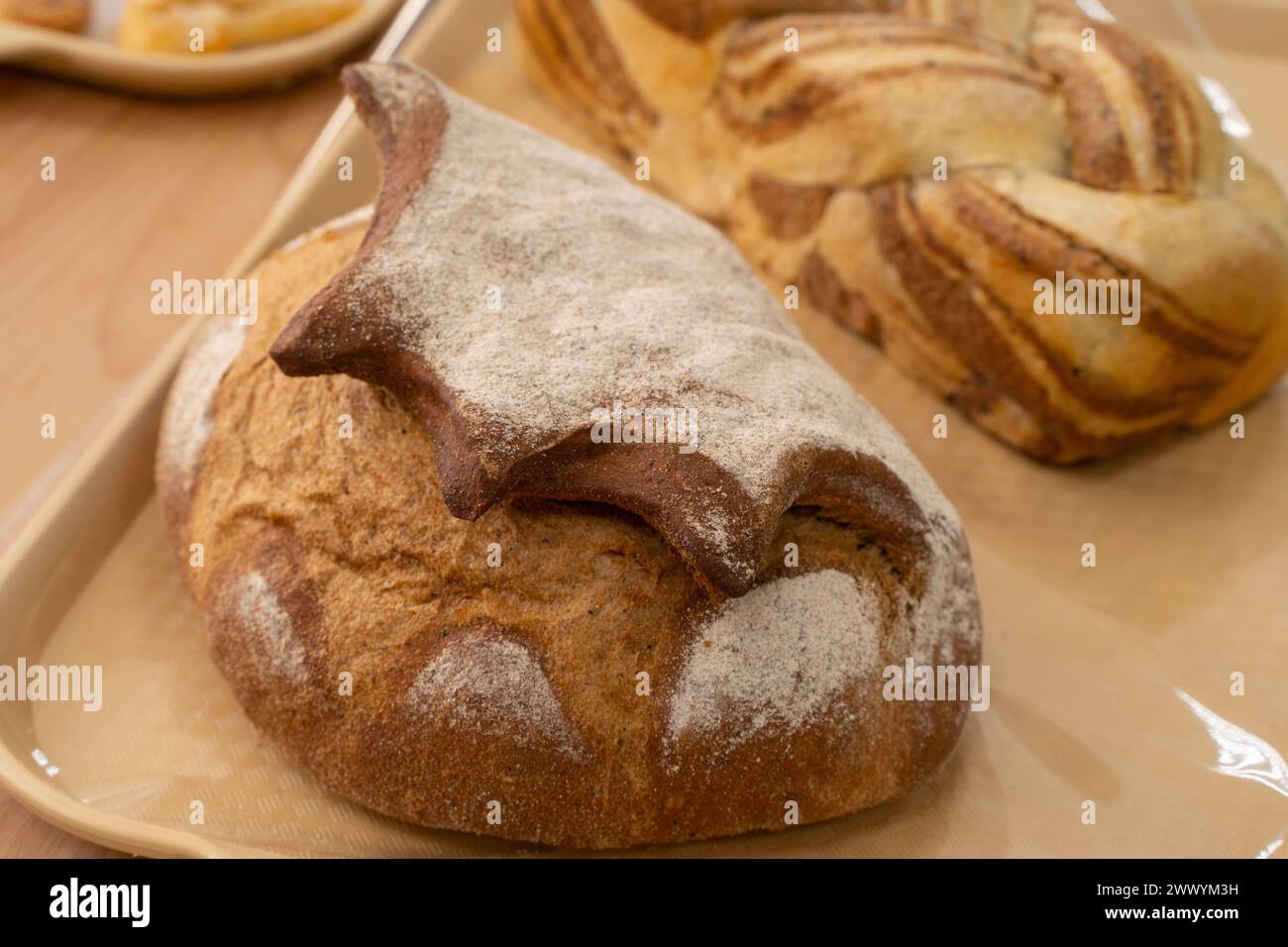 Leckere Brötchen auf einem Tablett. Hochwertige Fotos Stockfoto