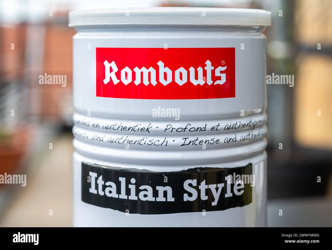 Aartselaar, Flandern, Belgien, 14. März 2024 - Dose Rombouts Coffee, italienische Art Stockfoto