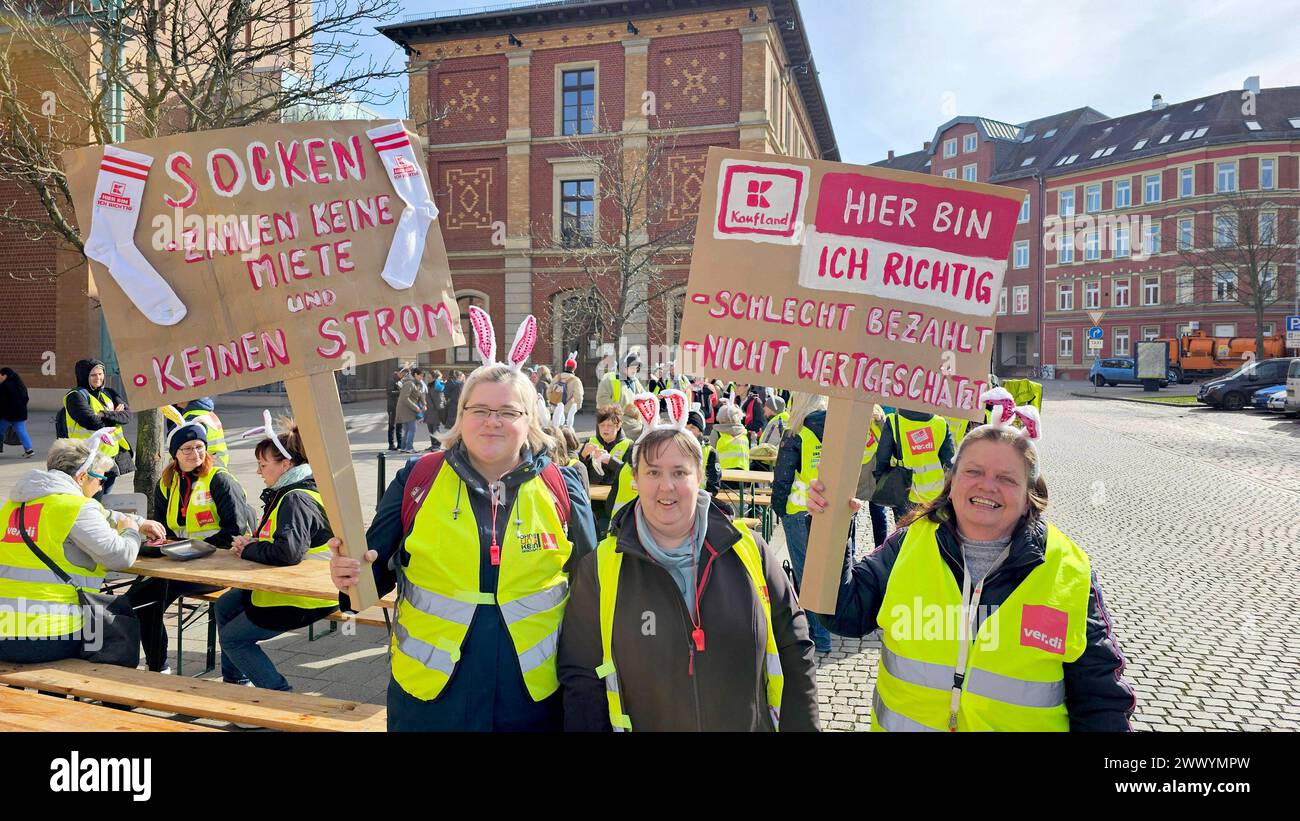 Streik  Einzelhandel 26.03.2024, Chemnitz, Streik die Gewerkschaft ver.di hat für Dienstag Beschäftigte im Einzelhandel zu einem Streik aufgerufen. Aufgerufen sind verschiedene Kaufland-Filialen, Beschäftigte von Aldi, H&M, Primark und Netto aus der Region Leipzig-Nordsachsen und Chemnitz-Zwickau. Die Streikenden treffen sich vor dem Haupteingang der Sachsenallee am Thomas- Mann- Platz. Das Thema ist: Streikversammlung Einzelhandel. Man fordert eine bessere gerechte Entlohnung. Ver.di fordert für ihre Beschäftigten 2,50 Euro mehr Gehalt und Lohn pro Stunde. Das entspricht einer Anhebung des GE Stockfoto