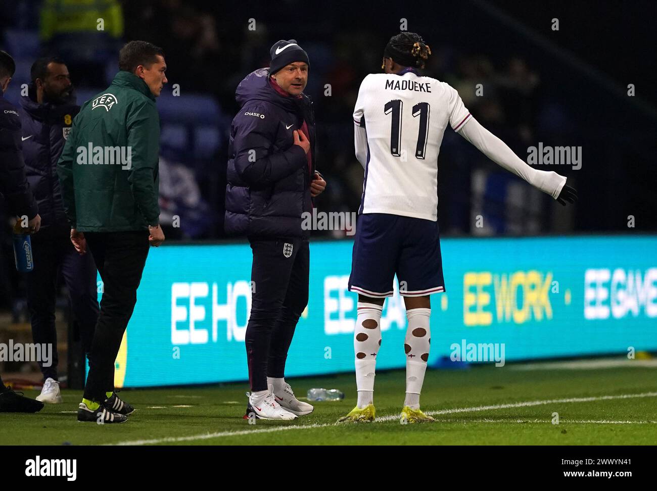 Englands Noni Madueke (rechts) feiert mit Cheftrainer Lee Carsley während des Qualifikationsspiels der Gruppe F zur UEFA Euro-U21-Meisterschaft im Toughsheet Community Stadium Horwich das erste Tor des Spiels. Bilddatum: Dienstag, 26. März 2024. Stockfoto