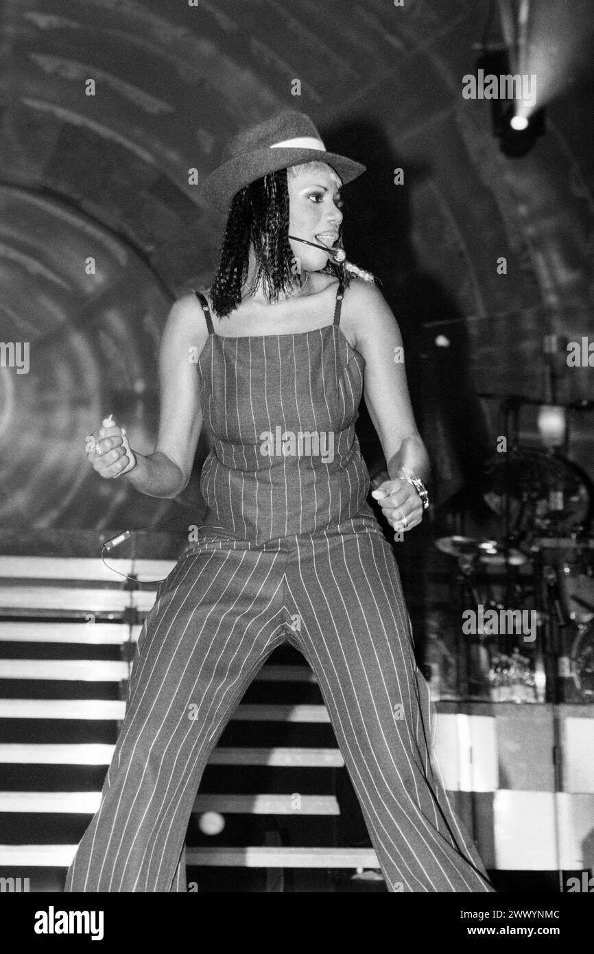 SHAZNAY LEWIS, ALL SAINTS, 1999, KONZERT: Shaznay Lewis of All Saints in der Cardiff International Arena CIA am 18. Juni 1999. Foto: Rob Watkins. INFO: All Saints, eine britische Mädchengruppe, die 1993 gegründet wurde. Sie hatten ihre ersten Hits im Jahr 1997 und sorgten mit ihren R&B-angehauchten Popsongs wie Never Ever und Pure Shores weltweit für Wellen. Ihr schwüler Gesang, elegante Harmonien und urbaner Stil fesselten das Publikum. Stockfoto