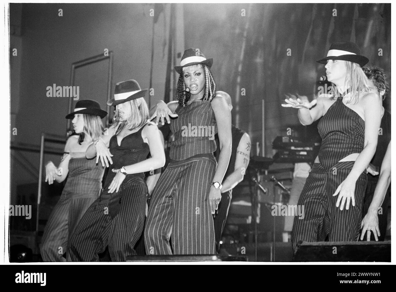 ALL SAINTS, 1999, KONZERT: All Saints auf dem Höhepunkt ihrer Berühmtheit in der Cardiff International Arena CIA in Cardiff, Wales, Großbritannien am 18. Juni 1999. Foto: Rob Watkins. INFO: All Saints, eine britische Mädchengruppe, die 1993 gegründet wurde. Sie hatten ihre ersten Hits im Jahr 1997 und sorgten mit ihren R&B-angehauchten Popsongs wie Never Ever und Pure Shores weltweit für Wellen. Ihr schwüler Gesang, elegante Harmonien und urbaner Stil fesselten das Publikum. Stockfoto