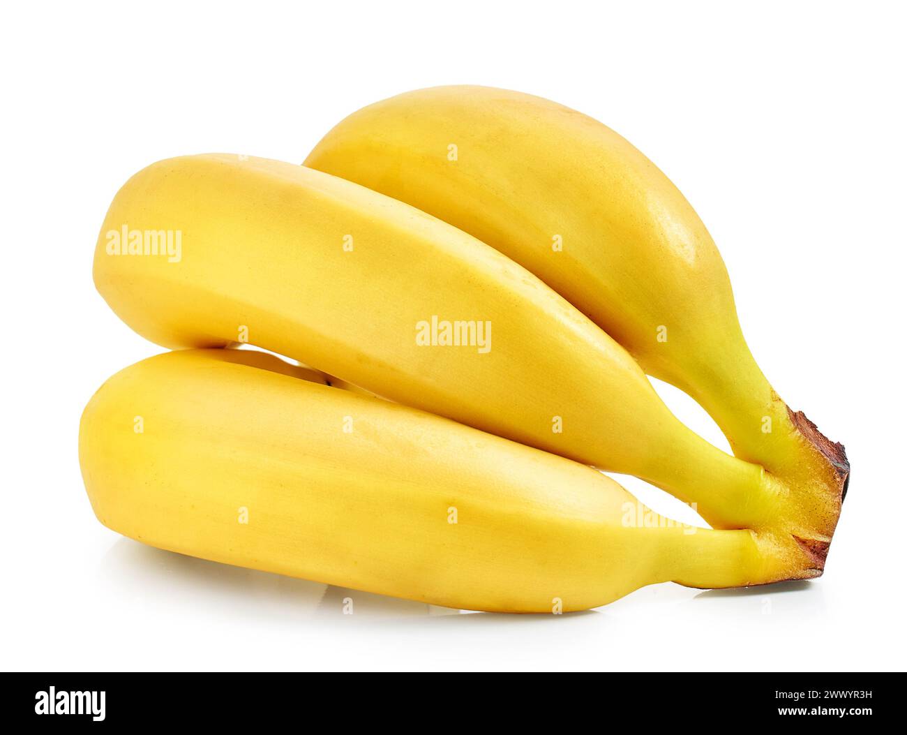 Ein Haufen frischer reifer Bananen, isoliert auf weißem Hintergrund Stockfoto