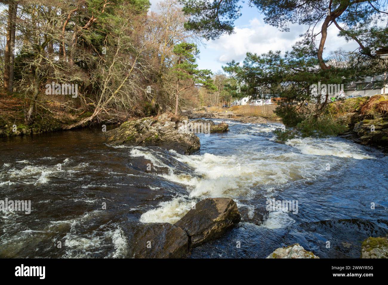 Die Falls of Dochart sind eine Wasserfallkaskade am River Dochart in Killin in Perthshire, Schottland Stockfoto
