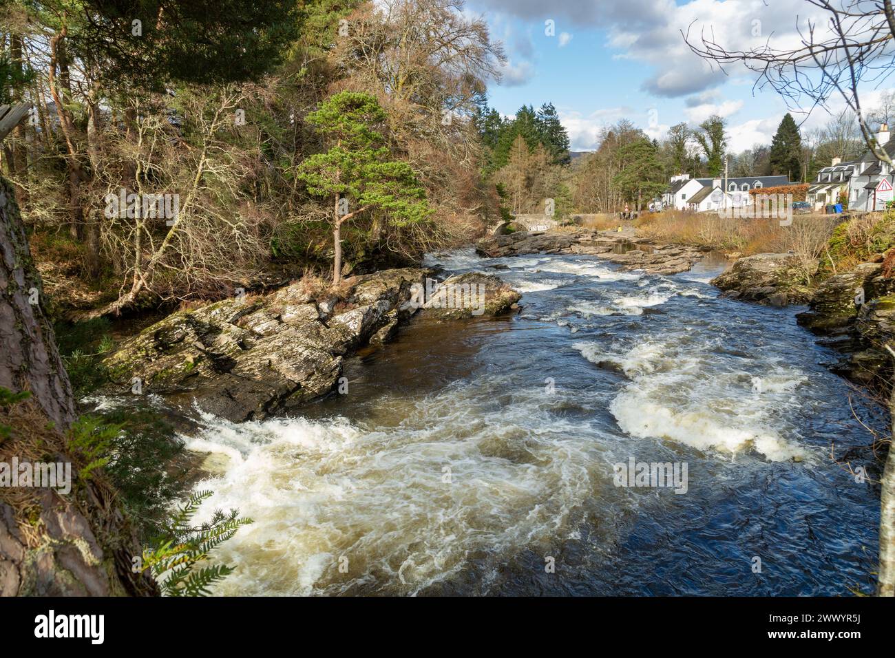 Die Falls of Dochart sind eine Wasserfallkaskade am River Dochart in Killin in Perthshire, Schottland Stockfoto