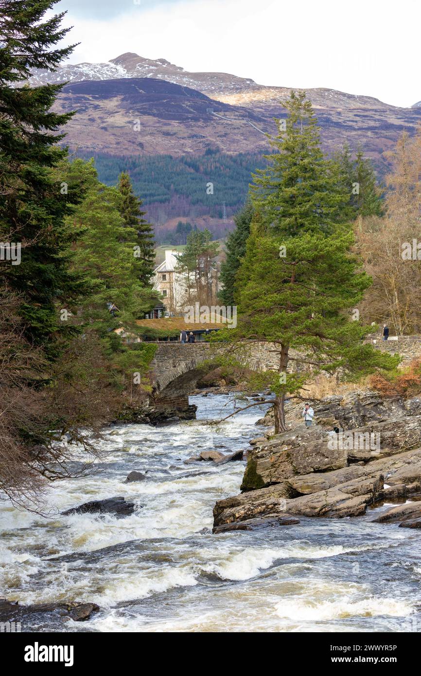 Die Falls of Dochart sind eine Wasserfallkaskade am River Dochart in Killin in Perthshire, Schottland Stockfoto