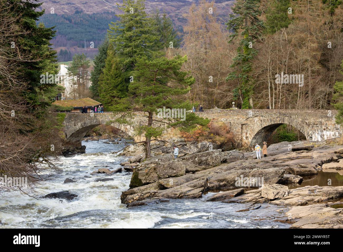 Die Falls of Dochart sind eine Wasserfallkaskade am River Dochart in Killin in Perthshire, Schottland Stockfoto