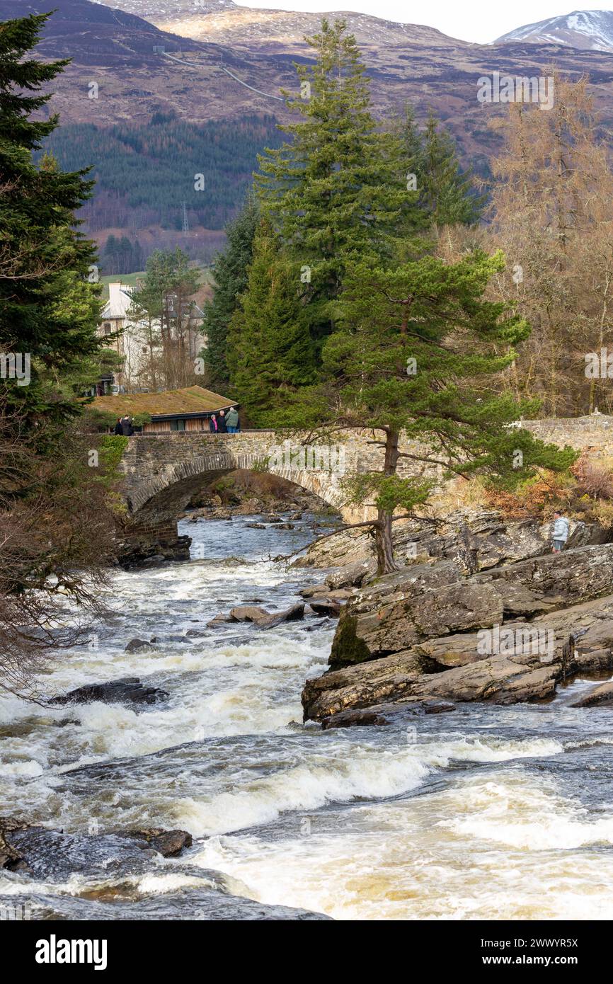 Die Falls of Dochart sind eine Wasserfallkaskade am River Dochart in Killin in Perthshire, Schottland Stockfoto
