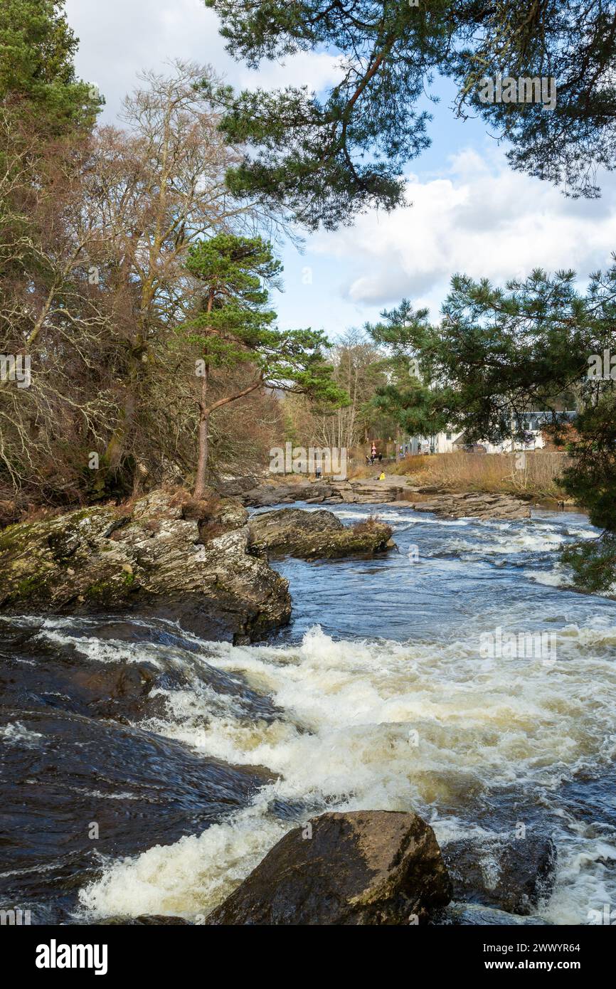 Die Falls of Dochart sind eine Wasserfallkaskade am River Dochart in Killin in Perthshire, Schottland Stockfoto