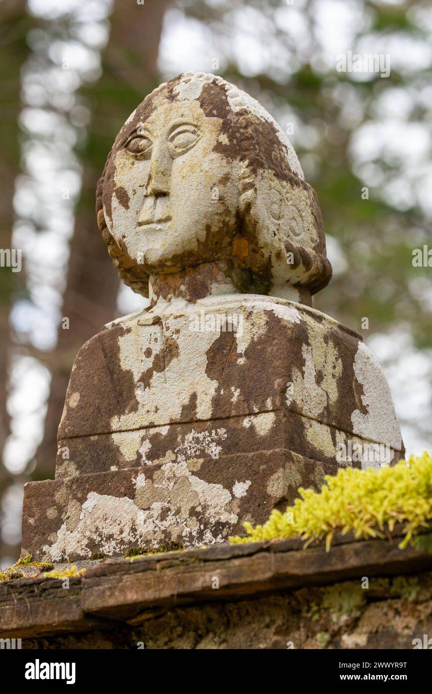 Steinfiguren auf dem Clan Clan MacNab Grabgelände befindet sich auf der Insel „Innis Bhuidhe“ im Dorf Killin in Perthshire. Stockfoto