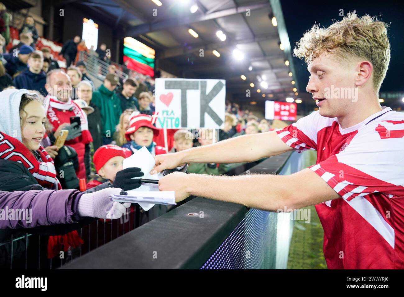 Oliver Soerensen (17) signiert Autogramme für junge Fans nach der Qualifikation zur U21-Europameisterschaft zwischen Dänemark und Litauen am Dienstag, den 26. März 2024, im Vejle-Stadion. Das Spiel endete mit 3:0. (Foto: Frank Cilius/Ritzau Scanpix) Stockfoto