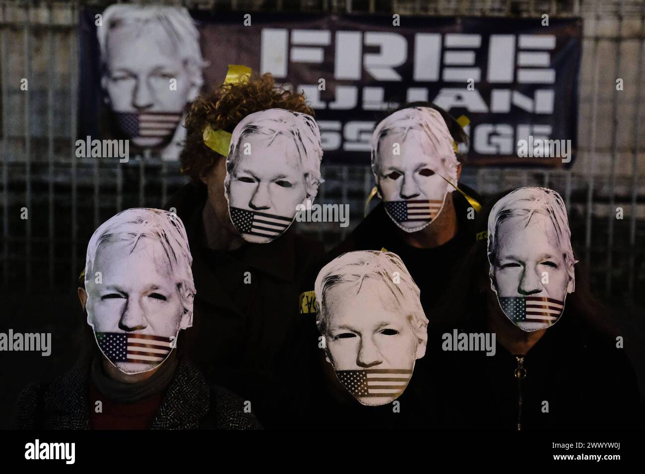 Präsidium für Julian Assange in Neapel heute Nachmittag, Dienstag, den 26. März, fand auf der Piazza Dante in Neapel ein Präsidium statt, um zu fordern, dass die Vereinigten Staaten von Amerika die Anklage gegen Julian Assange fallen lassen. Am Vormittag hob das Urteil des Obersten Gerichtshofs die erstinstanzliche Ablehnung der Zulässigkeit eines extremen Berufungsverfahrens durch die Verteidigung des WikiLeaks-Mitbegründers auf und setzte die Debatte über die Verdienste des 20. Mai. Das Gremium behält sich jedoch das Recht vor, seine Schritte zurückzuverfolgen, wenn die amerikanischen und britischen Behörden in den nächsten drei Wochen in der Lage sind, weniger schwache und verbindlichere Zusicherungen für A zu geben Stockfoto