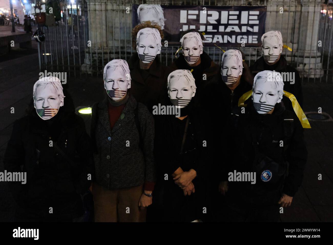 Präsidium für Julian Assange in Neapel heute Nachmittag, Dienstag, den 26. März, fand auf der Piazza Dante in Neapel ein Präsidium statt, um zu fordern, dass die Vereinigten Staaten von Amerika die Anklage gegen Julian Assange fallen lassen. Am Vormittag hob das Urteil des Obersten Gerichtshofs die erstinstanzliche Ablehnung der Zulässigkeit eines extremen Berufungsverfahrens durch die Verteidigung des WikiLeaks-Mitbegründers auf und setzte die Debatte über die Verdienste des 20. Mai. Das Gremium behält sich jedoch das Recht vor, seine Schritte zurückzuverfolgen, wenn die amerikanischen und britischen Behörden in den nächsten drei Wochen in der Lage sind, weniger schwache und verbindlichere Zusicherungen für A zu geben Stockfoto