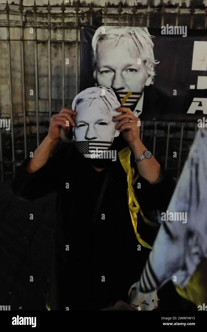 Präsidium für Julian Assange in Neapel heute Nachmittag, Dienstag, den 26. März, fand auf der Piazza Dante in Neapel ein Präsidium statt, um zu fordern, dass die Vereinigten Staaten von Amerika die Anklage gegen Julian Assange fallen lassen. Am Vormittag hob das Urteil des Obersten Gerichtshofs die erstinstanzliche Ablehnung der Zulässigkeit eines extremen Berufungsverfahrens durch die Verteidigung des WikiLeaks-Mitbegründers auf und setzte die Debatte über die Verdienste des 20. Mai. Das Gremium behält sich jedoch das Recht vor, seine Schritte zurückzuverfolgen, wenn die amerikanischen und britischen Behörden in den nächsten drei Wochen in der Lage sind, weniger schwache und verbindlichere Zusicherungen für A zu geben Stockfoto