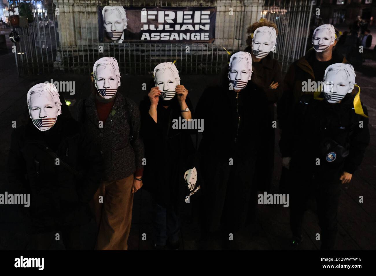 Präsidium für Julian Assange in Neapel heute Nachmittag, Dienstag, den 26. März, fand auf der Piazza Dante in Neapel ein Präsidium statt, um zu fordern, dass die Vereinigten Staaten von Amerika die Anklage gegen Julian Assange fallen lassen. Am Vormittag hob das Urteil des Obersten Gerichtshofs die erstinstanzliche Ablehnung der Zulässigkeit eines extremen Berufungsverfahrens durch die Verteidigung des WikiLeaks-Mitbegründers auf und setzte die Debatte über die Verdienste des 20. Mai. Das Gremium behält sich jedoch das Recht vor, seine Schritte zurückzuverfolgen, wenn die amerikanischen und britischen Behörden in den nächsten drei Wochen in der Lage sind, weniger schwache und verbindlichere Zusicherungen für A zu geben Stockfoto