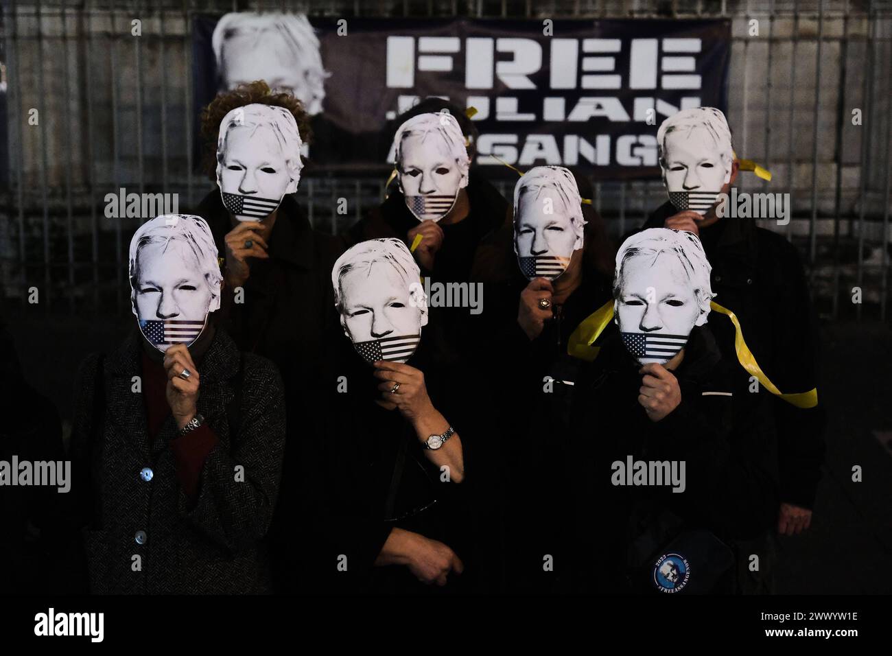 Präsidium für Julian Assange in Neapel heute Nachmittag, Dienstag, den 26. März, fand auf der Piazza Dante in Neapel ein Präsidium statt, um zu fordern, dass die Vereinigten Staaten von Amerika die Anklage gegen Julian Assange fallen lassen. Am Vormittag hob das Urteil des Obersten Gerichtshofs die erstinstanzliche Ablehnung der Zulässigkeit eines extremen Berufungsverfahrens durch die Verteidigung des WikiLeaks-Mitbegründers auf und setzte die Debatte über die Verdienste des 20. Mai. Das Gremium behält sich jedoch das Recht vor, seine Schritte zurückzuverfolgen, wenn die amerikanischen und britischen Behörden in den nächsten drei Wochen in der Lage sind, weniger schwache und verbindlichere Zusicherungen für A zu geben Stockfoto