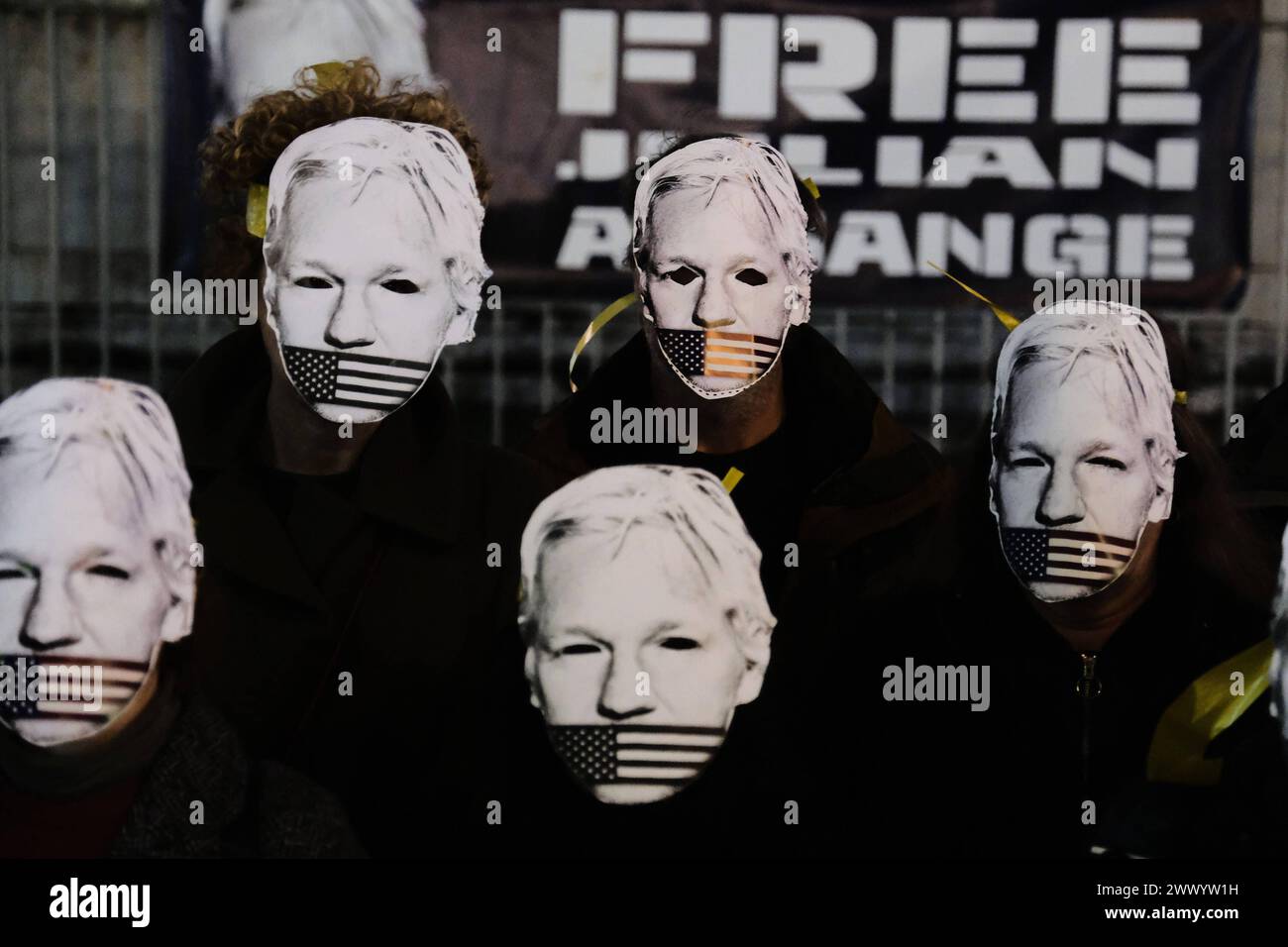 Präsidium für Julian Assange in Neapel heute Nachmittag, Dienstag, den 26. März, fand auf der Piazza Dante in Neapel ein Präsidium statt, um zu fordern, dass die Vereinigten Staaten von Amerika die Anklage gegen Julian Assange fallen lassen. Am Vormittag hob das Urteil des Obersten Gerichtshofs die erstinstanzliche Ablehnung der Zulässigkeit eines extremen Berufungsverfahrens durch die Verteidigung des WikiLeaks-Mitbegründers auf und setzte die Debatte über die Verdienste des 20. Mai. Das Gremium behält sich jedoch das Recht vor, seine Schritte zurückzuverfolgen, wenn die amerikanischen und britischen Behörden in den nächsten drei Wochen in der Lage sind, weniger schwache und verbindlichere Zusicherungen für A zu geben Stockfoto