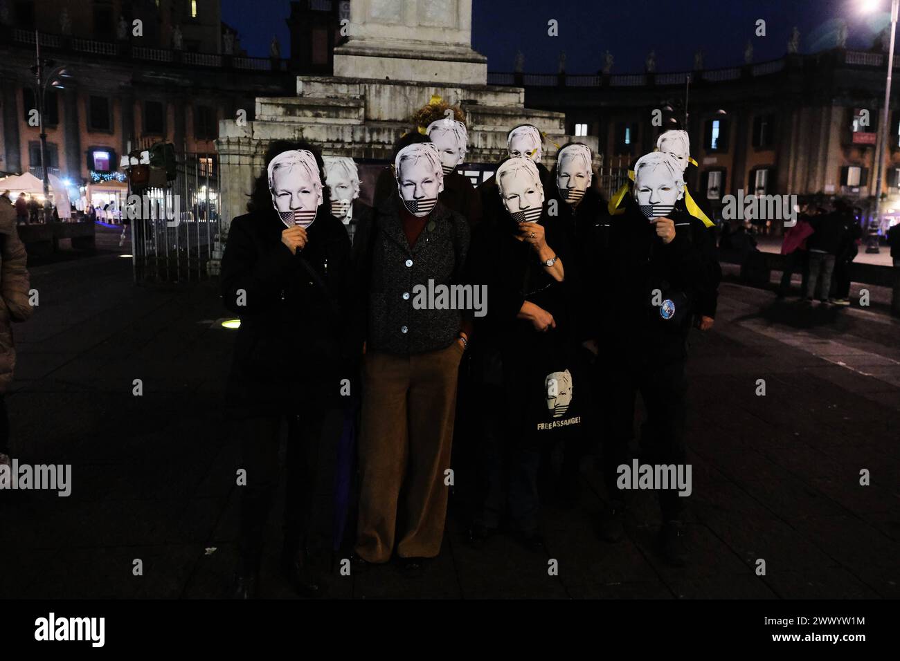 Präsidium für Julian Assange in Neapel heute Nachmittag, Dienstag, den 26. März, fand auf der Piazza Dante in Neapel ein Präsidium statt, um zu fordern, dass die Vereinigten Staaten von Amerika die Anklage gegen Julian Assange fallen lassen. Am Vormittag hob das Urteil des Obersten Gerichtshofs die erstinstanzliche Ablehnung der Zulässigkeit eines extremen Berufungsverfahrens durch die Verteidigung des WikiLeaks-Mitbegründers auf und setzte die Debatte über die Verdienste des 20. Mai. Das Gremium behält sich jedoch das Recht vor, seine Schritte zurückzuverfolgen, wenn die amerikanischen und britischen Behörden in den nächsten drei Wochen in der Lage sind, weniger schwache und verbindlichere Zusicherungen für A zu geben Stockfoto