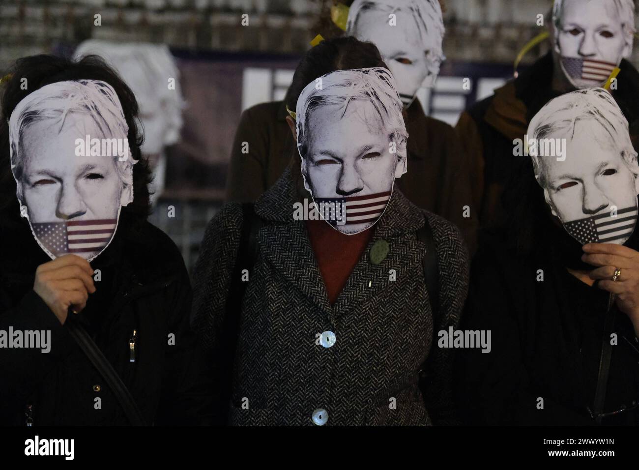 Präsidium für Julian Assange in Neapel heute Nachmittag, Dienstag, den 26. März, fand auf der Piazza Dante in Neapel ein Präsidium statt, um zu fordern, dass die Vereinigten Staaten von Amerika die Anklage gegen Julian Assange fallen lassen. Am Vormittag hob das Urteil des Obersten Gerichtshofs die erstinstanzliche Ablehnung der Zulässigkeit eines extremen Berufungsverfahrens durch die Verteidigung des WikiLeaks-Mitbegründers auf und setzte die Debatte über die Verdienste des 20. Mai. Das Gremium behält sich jedoch das Recht vor, seine Schritte zurückzuverfolgen, wenn die amerikanischen und britischen Behörden in den nächsten drei Wochen in der Lage sind, weniger schwache und verbindlichere Zusicherungen für A zu geben Stockfoto