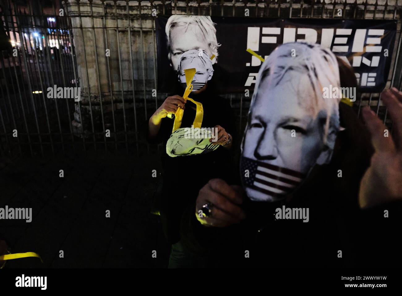 Präsidium für Julian Assange in Neapel heute Nachmittag, Dienstag, den 26. März, fand auf der Piazza Dante in Neapel ein Präsidium statt, um zu fordern, dass die Vereinigten Staaten von Amerika die Anklage gegen Julian Assange fallen lassen. Am Vormittag hob das Urteil des Obersten Gerichtshofs die erstinstanzliche Ablehnung der Zulässigkeit eines extremen Berufungsverfahrens durch die Verteidigung des WikiLeaks-Mitbegründers auf und setzte die Debatte über die Verdienste des 20. Mai. Das Gremium behält sich jedoch das Recht vor, seine Schritte zurückzuverfolgen, wenn die amerikanischen und britischen Behörden in den nächsten drei Wochen in der Lage sind, weniger schwache und verbindlichere Zusicherungen für A zu geben Stockfoto