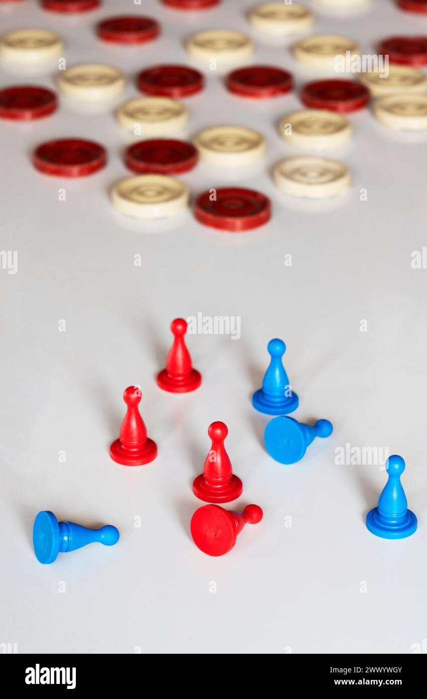 Altes und neues Spiel, Schachfiguren und Spielsteine in Rot, Blau und weiß. Teams, Gegner, Herausforderung und Kampf um einen Sieg. Gibt es einen Gewinner oder ein Team? Stockfoto