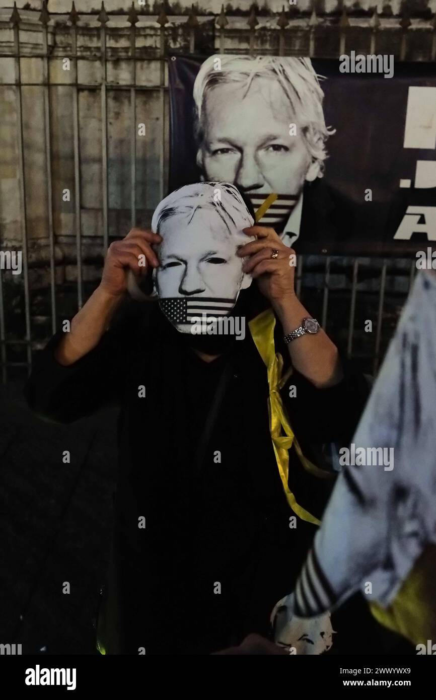 Nachrichten - Präsidium für Julian Assange in Neapel heute Nachmittag, Dienstag, den 26. März, fand auf der Piazza Dante in Neapel ein Präsidium statt, um zu fordern, dass die Vereinigten Staaten von Amerika die Anklage gegen Julian Assange fallen lassen. Am Vormittag hob das Urteil des Obersten Gerichtshofs die erstinstanzliche Ablehnung der Zulässigkeit eines extremen Berufungsverfahrens durch die Verteidigung des WikiLeaks-Mitbegründers auf und setzte die Debatte über die Verdienste des 20. Mai. Das Panel behielt sich jedoch das Recht vor, seine Schritte zurückzuverfolgen, wenn die amerikanischen und britischen Behörden in den nächsten drei Wochen in der Lage sind, weniger schwache und verbindlichere Garantien zu bieten Stockfoto