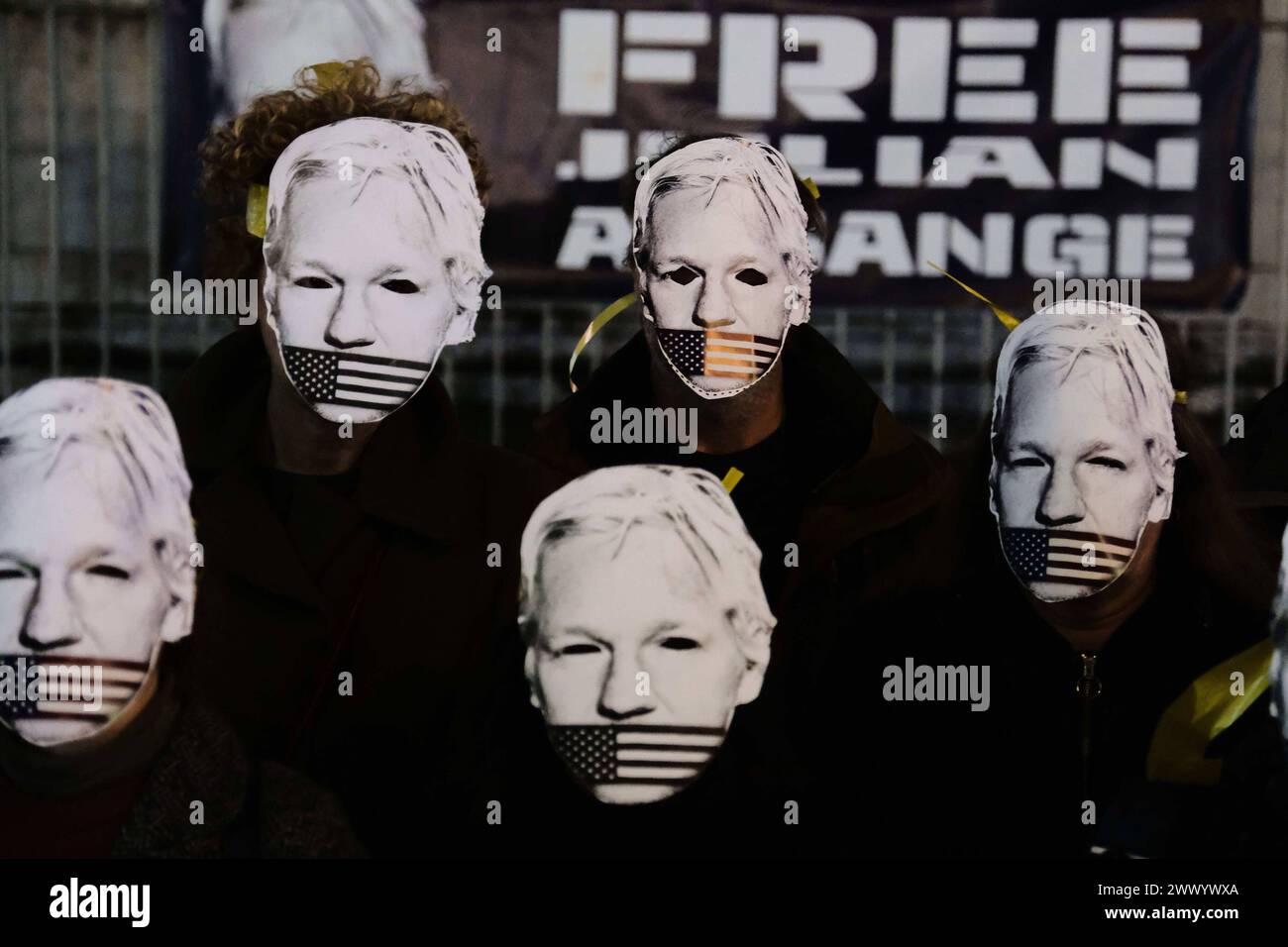 Nachrichten - Präsidium für Julian Assange in Neapel heute Nachmittag, Dienstag, den 26. März, fand auf der Piazza Dante in Neapel ein Präsidium statt, um zu fordern, dass die Vereinigten Staaten von Amerika die Anklage gegen Julian Assange fallen lassen. Am Vormittag hob das Urteil des Obersten Gerichtshofs die erstinstanzliche Ablehnung der Zulässigkeit eines extremen Berufungsverfahrens durch die Verteidigung des WikiLeaks-Mitbegründers auf und setzte die Debatte über die Verdienste des 20. Mai. Das Panel behielt sich jedoch das Recht vor, seine Schritte zurückzuverfolgen, wenn die amerikanischen und britischen Behörden in den nächsten drei Wochen in der Lage sind, weniger schwache und verbindlichere Garantien zu bieten Stockfoto