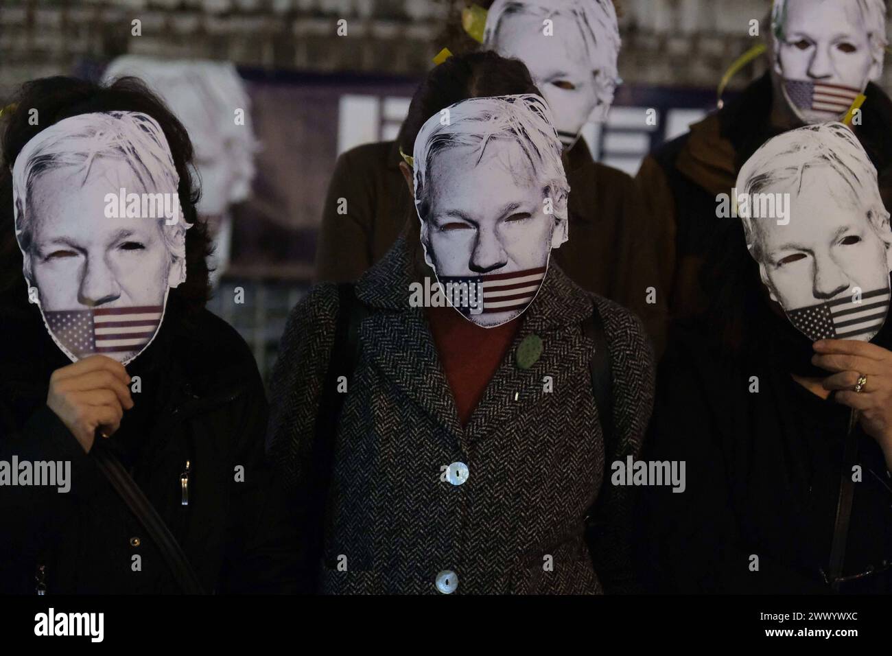 Nachrichten - Präsidium für Julian Assange in Neapel heute Nachmittag, Dienstag, den 26. März, fand auf der Piazza Dante in Neapel ein Präsidium statt, um zu fordern, dass die Vereinigten Staaten von Amerika die Anklage gegen Julian Assange fallen lassen. Am Vormittag hob das Urteil des Obersten Gerichtshofs die erstinstanzliche Ablehnung der Zulässigkeit eines extremen Berufungsverfahrens durch die Verteidigung des WikiLeaks-Mitbegründers auf und setzte die Debatte über die Verdienste des 20. Mai. Das Panel behielt sich jedoch das Recht vor, seine Schritte zurückzuverfolgen, wenn die amerikanischen und britischen Behörden in den nächsten drei Wochen in der Lage sind, weniger schwache und verbindlichere Garantien zu bieten Stockfoto