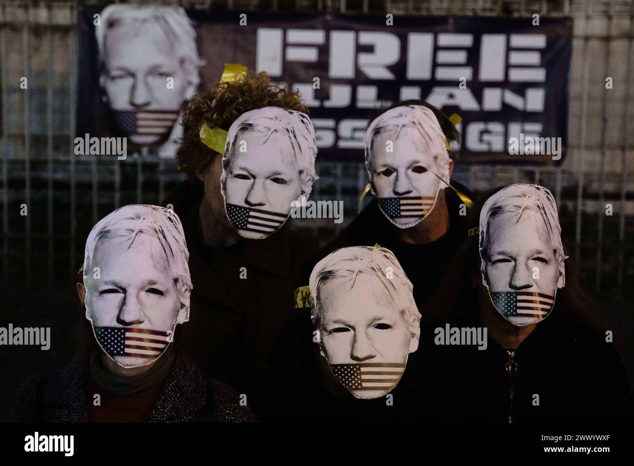 Nachrichten - Präsidium für Julian Assange in Neapel heute Nachmittag, Dienstag, den 26. März, fand auf der Piazza Dante in Neapel ein Präsidium statt, um zu fordern, dass die Vereinigten Staaten von Amerika die Anklage gegen Julian Assange fallen lassen. Am Vormittag hob das Urteil des Obersten Gerichtshofs die erstinstanzliche Ablehnung der Zulässigkeit eines extremen Berufungsverfahrens durch die Verteidigung des WikiLeaks-Mitbegründers auf und setzte die Debatte über die Verdienste des 20. Mai. Das Panel behielt sich jedoch das Recht vor, seine Schritte zurückzuverfolgen, wenn die amerikanischen und britischen Behörden in den nächsten drei Wochen in der Lage sind, weniger schwache und verbindlichere Garantien zu bieten Stockfoto