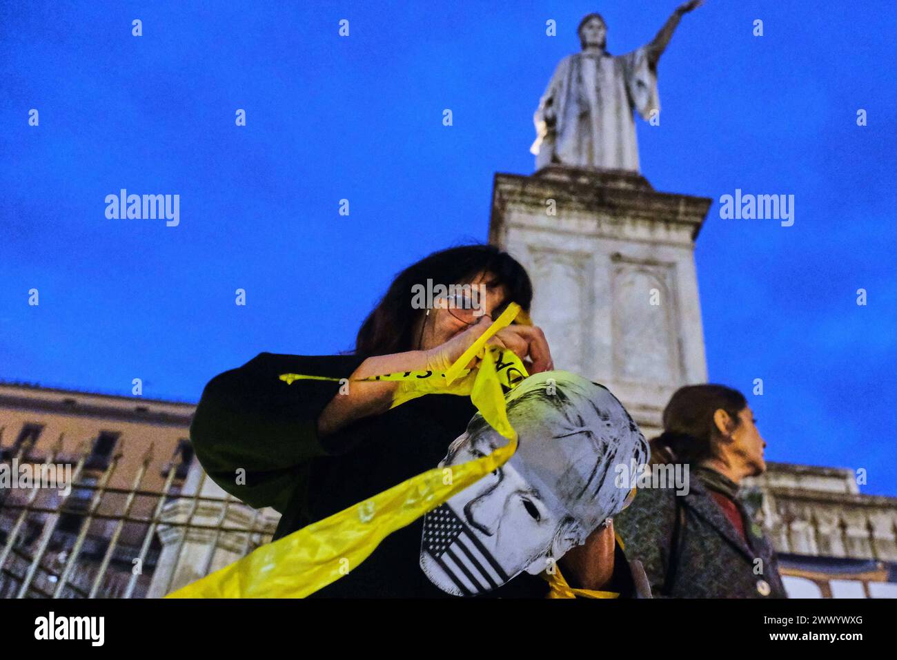 Nachrichten - Präsidium für Julian Assange in Neapel heute Nachmittag, Dienstag, den 26. März, fand auf der Piazza Dante in Neapel ein Präsidium statt, um zu fordern, dass die Vereinigten Staaten von Amerika die Anklage gegen Julian Assange fallen lassen. Am Vormittag hob das Urteil des Obersten Gerichtshofs die erstinstanzliche Ablehnung der Zulässigkeit eines extremen Berufungsverfahrens durch die Verteidigung des WikiLeaks-Mitbegründers auf und setzte die Debatte über die Verdienste des 20. Mai. Das Panel behielt sich jedoch das Recht vor, seine Schritte zurückzuverfolgen, wenn die amerikanischen und britischen Behörden in den nächsten drei Wochen in der Lage sind, weniger schwache und verbindlichere Garantien zu bieten Stockfoto