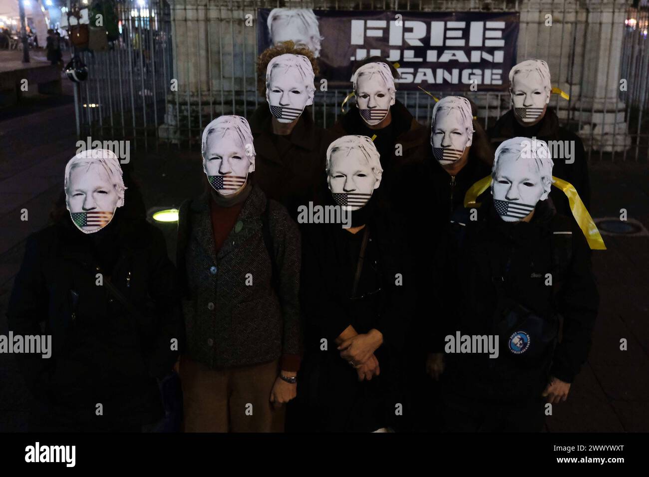 Nachrichten - Präsidium für Julian Assange in Neapel heute Nachmittag, Dienstag, den 26. März, fand auf der Piazza Dante in Neapel ein Präsidium statt, um zu fordern, dass die Vereinigten Staaten von Amerika die Anklage gegen Julian Assange fallen lassen. Am Vormittag hob das Urteil des Obersten Gerichtshofs die erstinstanzliche Ablehnung der Zulässigkeit eines extremen Berufungsverfahrens durch die Verteidigung des WikiLeaks-Mitbegründers auf und setzte die Debatte über die Verdienste des 20. Mai. Das Panel behielt sich jedoch das Recht vor, seine Schritte zurückzuverfolgen, wenn die amerikanischen und britischen Behörden in den nächsten drei Wochen in der Lage sind, weniger schwache und verbindlichere Garantien zu bieten Stockfoto